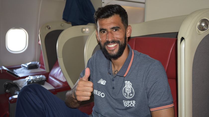 Vaná já estava no avião para o México quando os dragões anunciaram a sua contratação. Foto: Twitter FC Porto