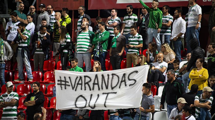 Adeptos do Sporting pedem a saída do presidente Frederico Varandas, no jogo frente ao Desportivo das Aves, na Vila das Aves. Foto: Octávio Passos/Lusa