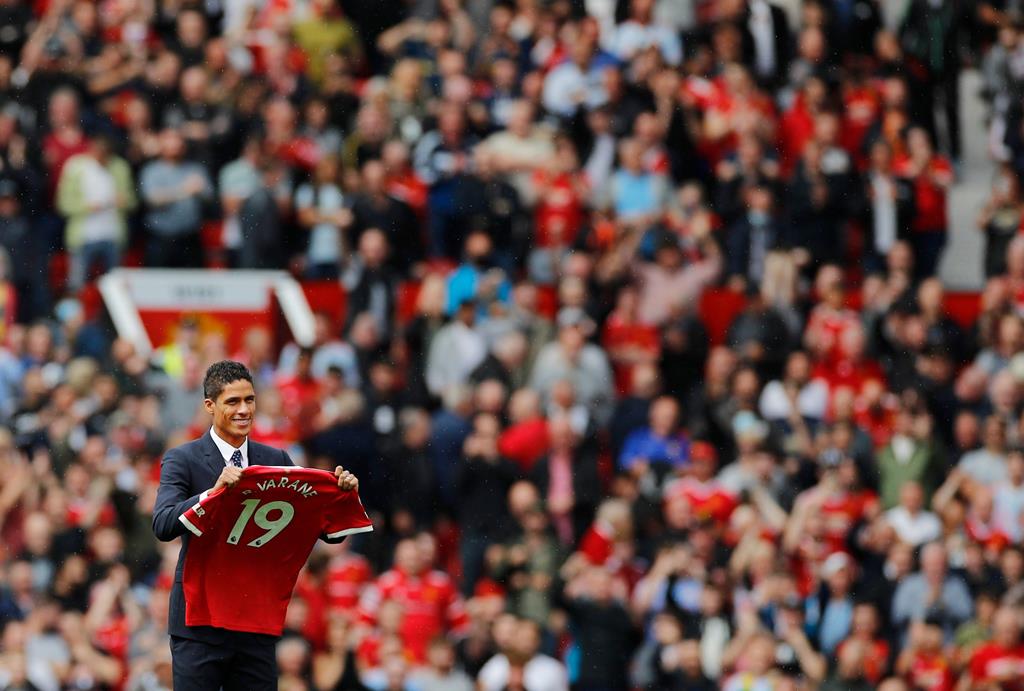 Varane esteve no relvado do Old Trafford e apresentou-se aos adeptos Foto: Phil Noble/Reuters