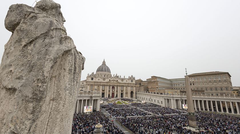 Padre armado detido na Praça de São Pedro no Vaticano