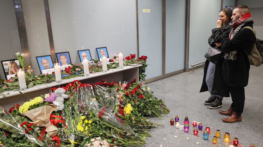 Amigos e familiares prestam homenagem, no aeroporto de Kiev, às vítimas da queda do avião. Foto: Sergey Dolzhenko/EPA