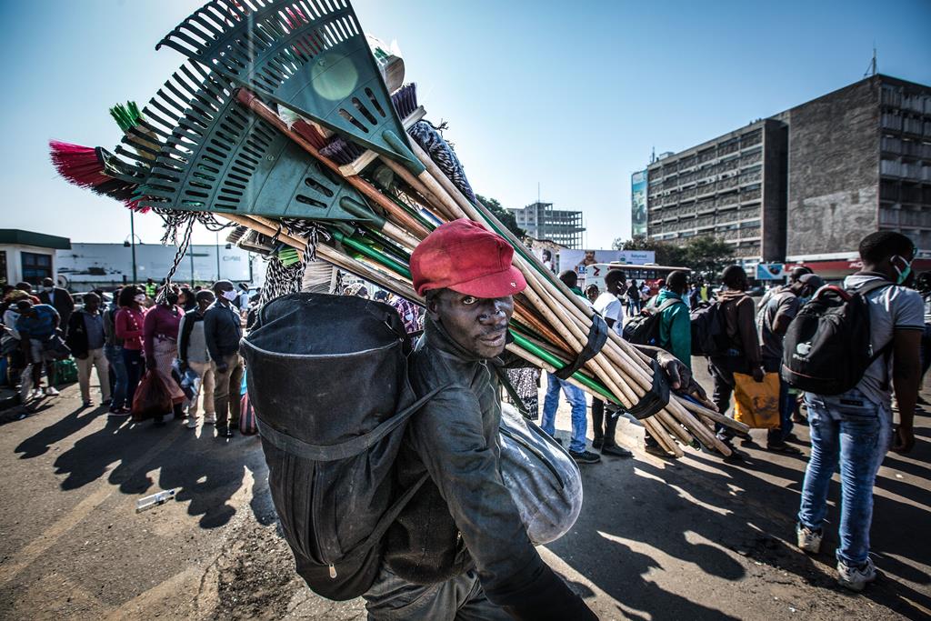 Vendedores ambulantes nas ruas de Maputo Moçambique Foto: Lusa