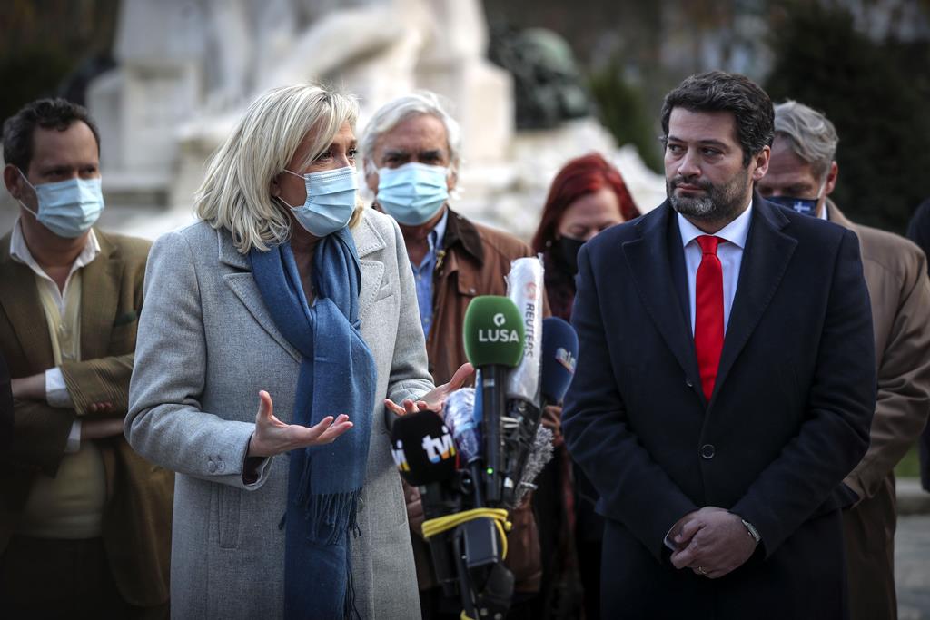 André Ventura, líder do Chega, ao lado de Marine Le Pen, da Frente Nacional francesa. Foto: Andre Kosters/Lusa