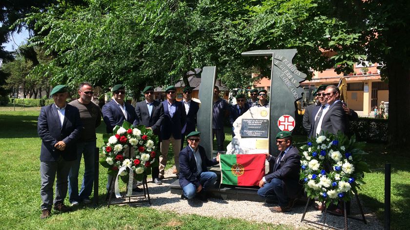 Veteranos portugueses homenageiam militares mortos na Bósnia. Foto: José Pedro Frazão/RR
