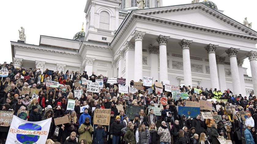 Manifestação em frente à Catedral de Helsínquia, na Finlândia Foto: Lehtikuva/Heikki Saukkomaa/via Reuters
