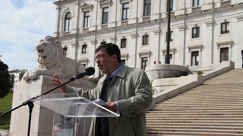 António Pinheiro Torres, em protesto frente ao Parlamento em fevereiro. Foto: Octávio Carmo