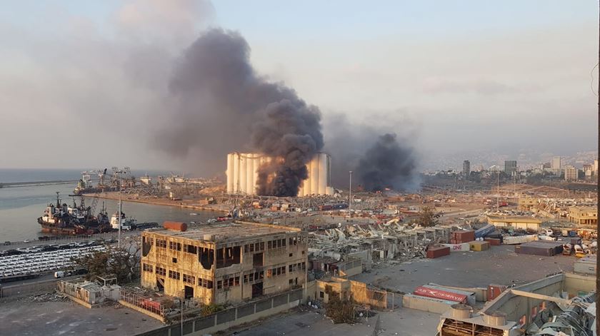 Explosão no porto de Beirute, capital do Líbano, provocou várias vítimas e destruiu fachadas nas proximidades. Foto: Wadel Hamzeh/EPA