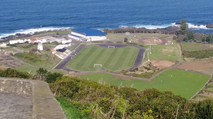 Vista sobre o Estádio Municipal de Santa Cruz da Graciosa, na Graciosa, Açores. Foto: Filipe d