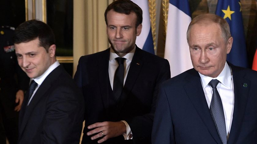 Vladimir Putin e Volodomyr Zelenskiy reúnem-se em Paris sob a égide de Emmanuel Macron. Foto: Sputnik Pool/EPA