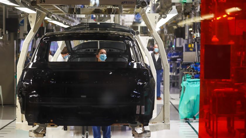 Autoeuropa garante 100% do salário e subsídio de turno a trabalhadores em "lay-off"