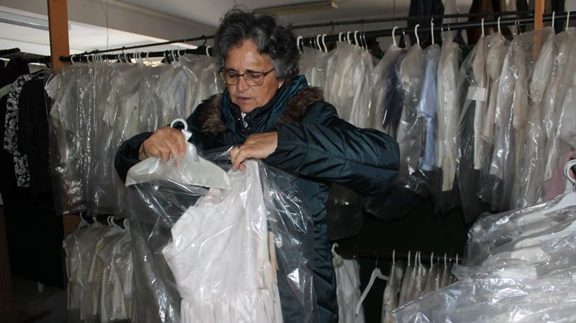 Luísa Oliveira, voluntária de 65 anos, prepara roupa para dar. Foto: Liliana Carona/RR