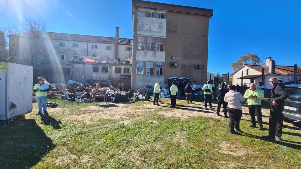 Voluntários retiram entulho de edifício onde vai funcionar centro de recuperação de feridos. Foto: UAPT