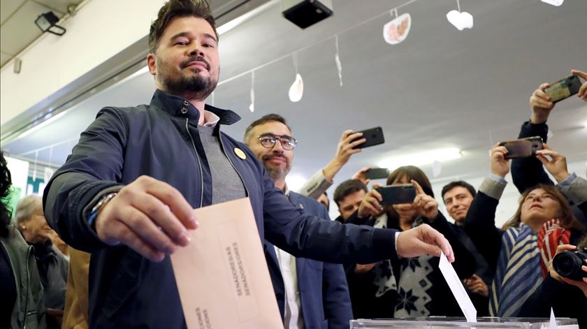 O porta-voz do partido pró-independência catalão ERC, Gabriel Rufian, vota em Sabadell, Barcelona. Foto: EPA/Alberto Estevez