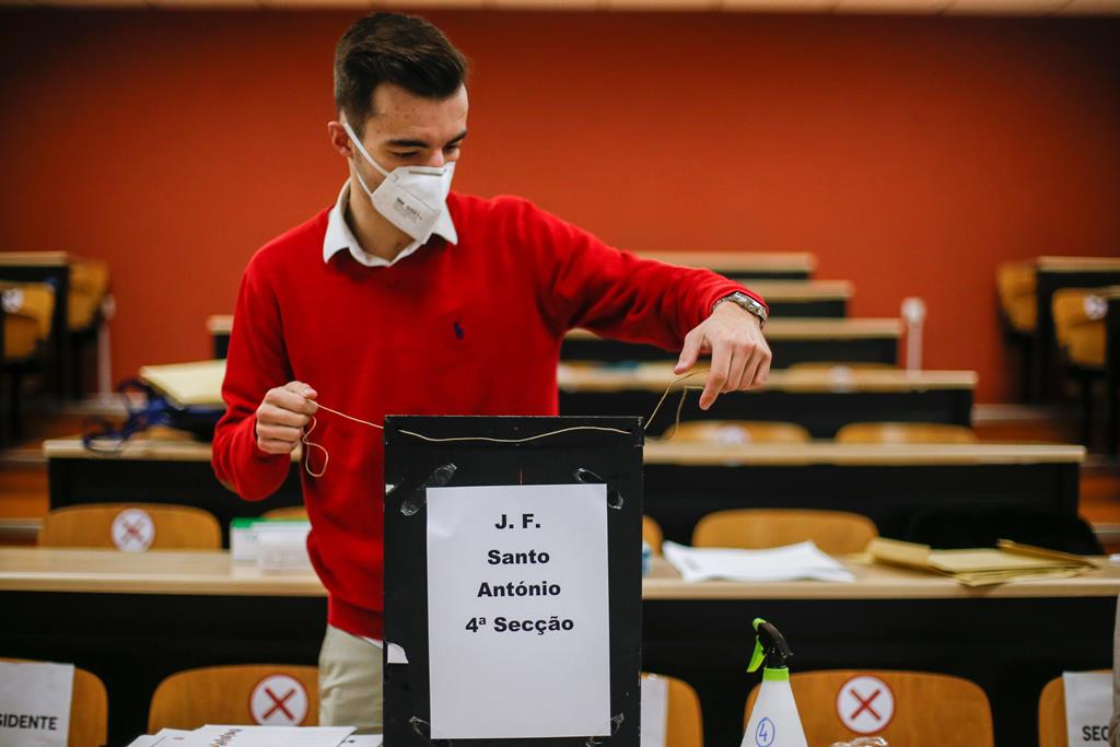 Mesa de voto na Freguesia de Santo António, em Lisboa, nas eleições presidenciais de 2021. Foto: Pedro Nunes/Reuters