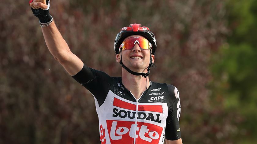 Tim Wellens (Lotto Soudal) vence etapa na Vuelta. Foto: Kiko Huesca/EPA