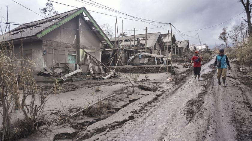 A erupção criou estradas de cinza e queimou várias casas e infraestruturas. Foto: Ammar/EPA