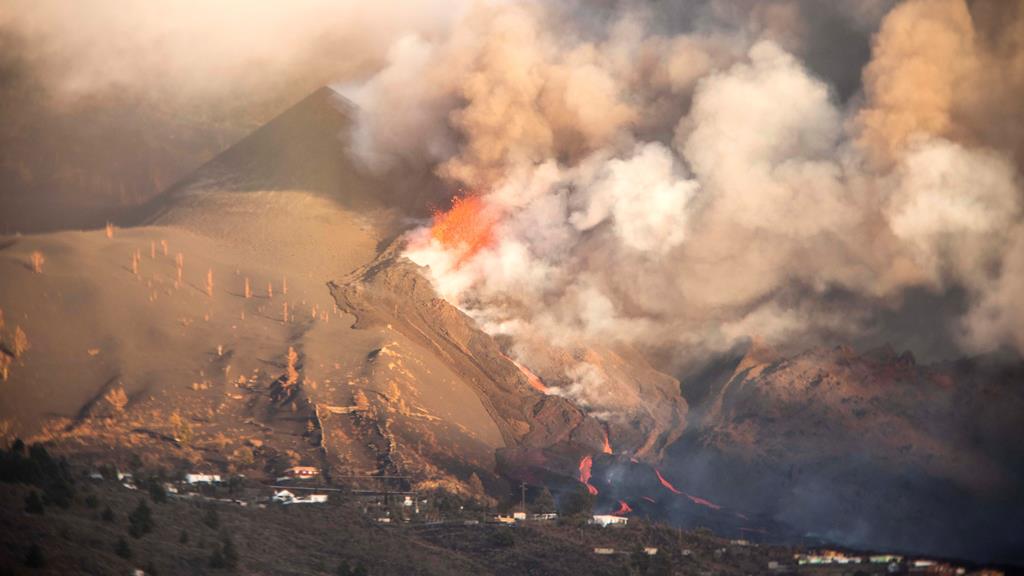 Vulcão em La Palma continua em atividade intensa. Foto: Miguel Clarero/EPA