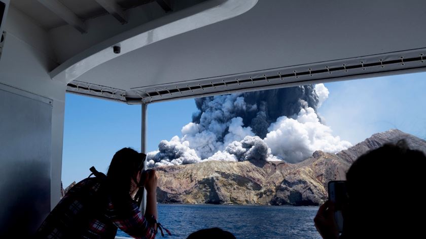 Vulcão da Ilha Branca, na Nova Zelândia, em erupção. Foto: Michael Schade/Twitter