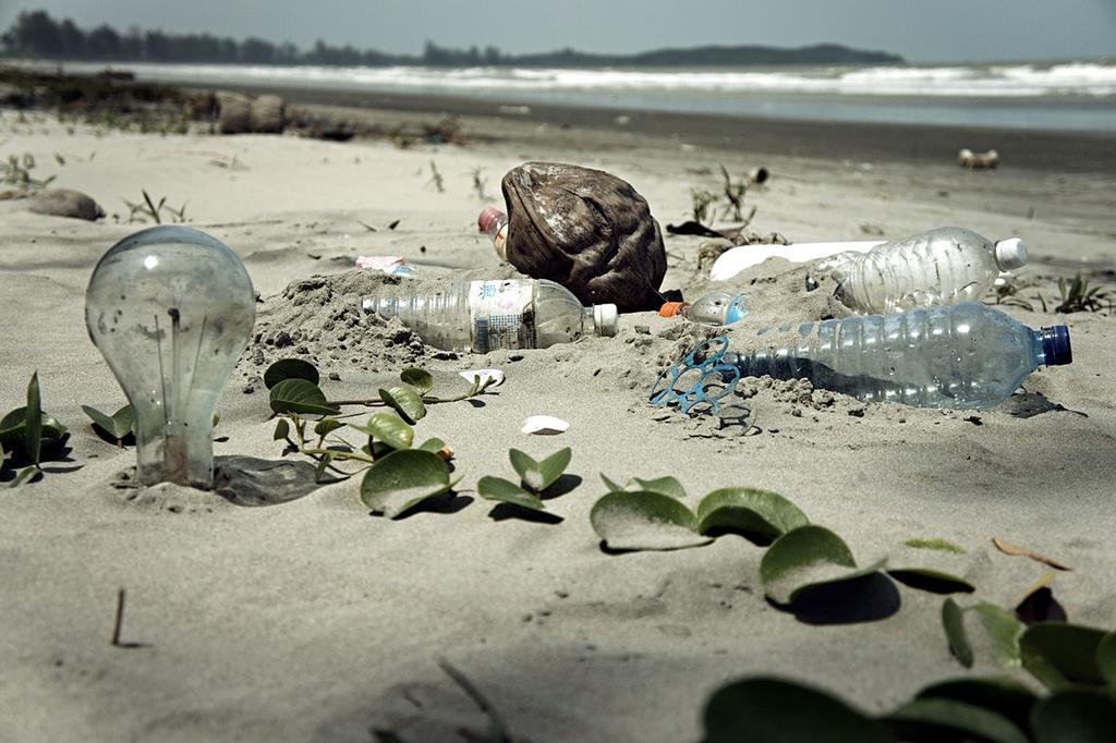 Lixo numa praia Foto: Wikimedia
