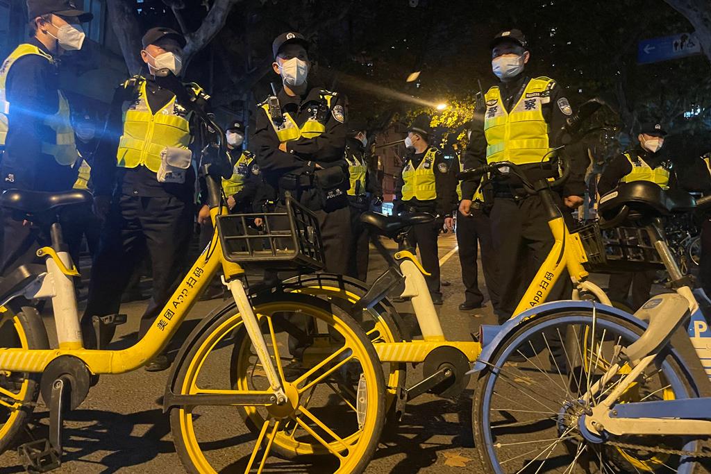 Polícia de prevenção em Xangai. Foto: Casey Hall/Reuters