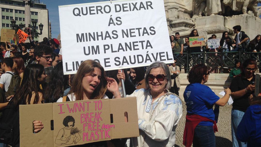 O protesto em Lisboa é realizado por pessoas de todas as idades: estudantes do ensino básico ao superior, crianças acompanhadas pelos pais e adultos. Foto: Cristina Nascimento/RR