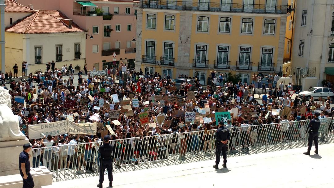 Concentração de jovens junto ao Parlamento. Foto: Cristina Nascimento/RR