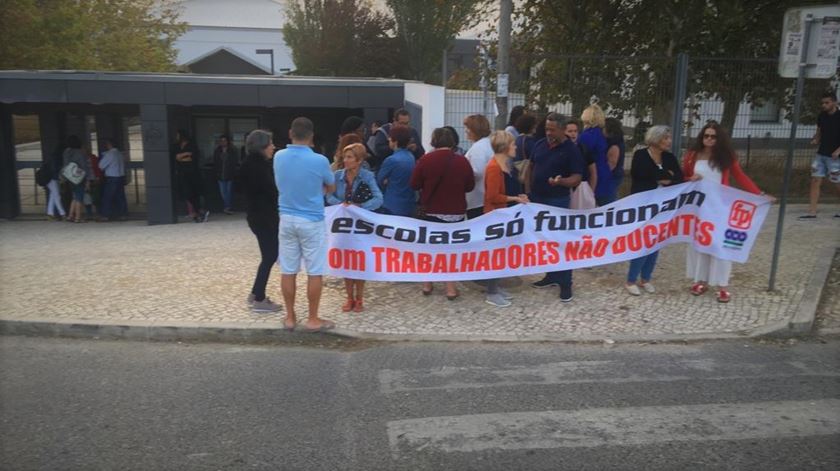 Escola de Mem Martins fechada por falta de funcionários. Foto: João Cunha/RR