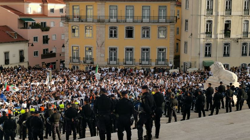Manifestação de polícias já chegou à Assembleia da República. Foto: João Pedro Barros/RR