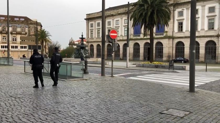 Imagem de uma rua do Porto em pleno estado de emergência decretado em Portugal, por causa do coronavírus. Foto: Reuters