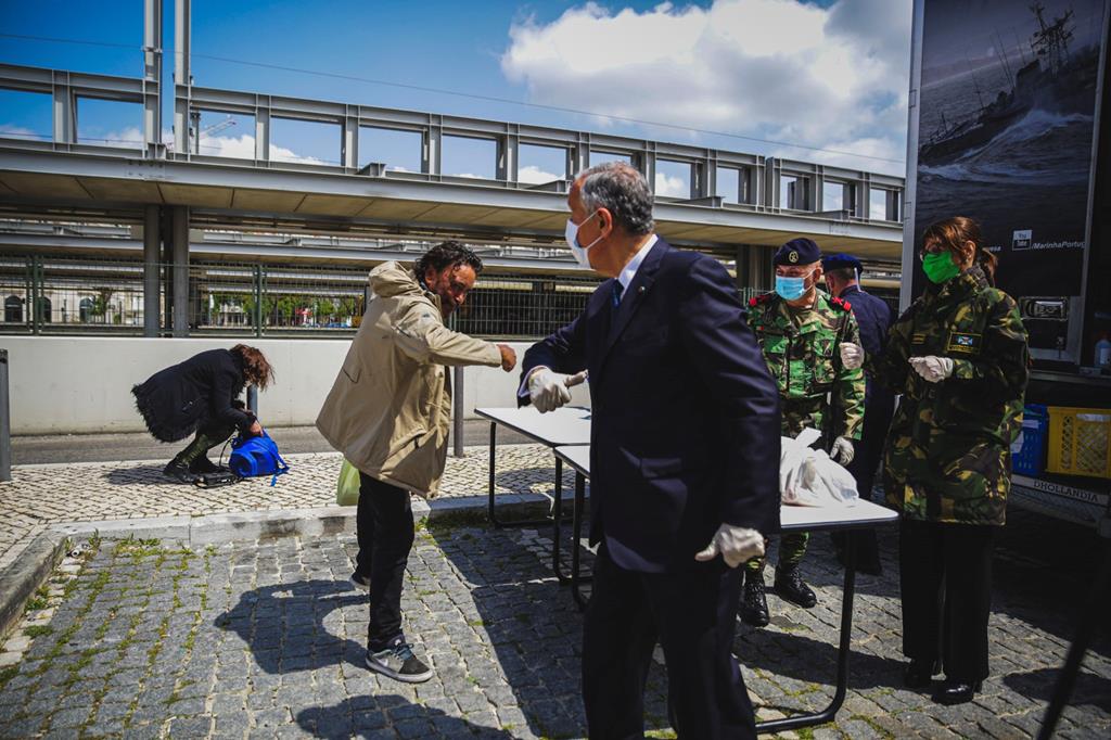 Presidente da República durante uma ação de distribuição de comida a sem-abrigo em Lisboa. Foto: Beatriz Lopes/RR