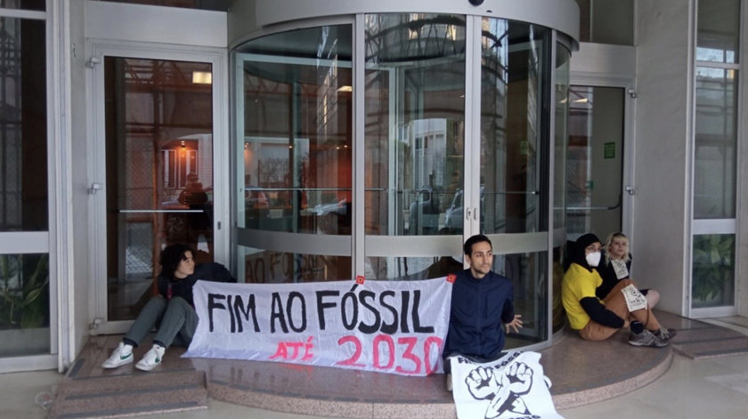 Ativistas climáticos bloqueiam entrada do Banco de Portugal