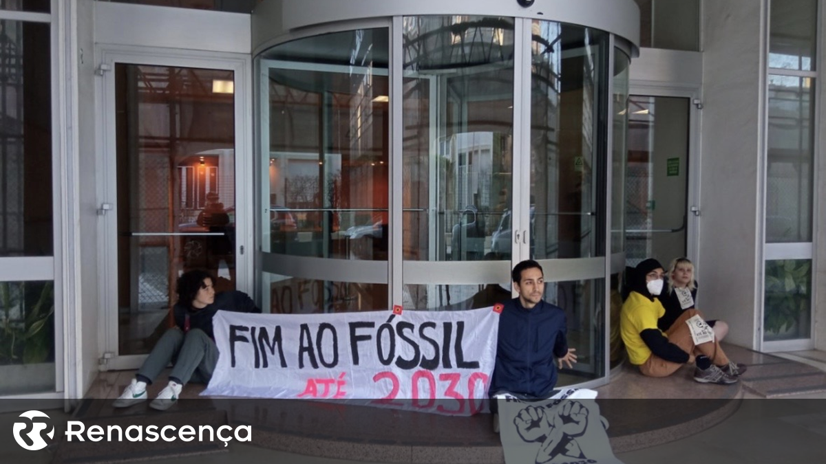 Ativistas climáticos bloqueiam entrada do Banco de Portugal