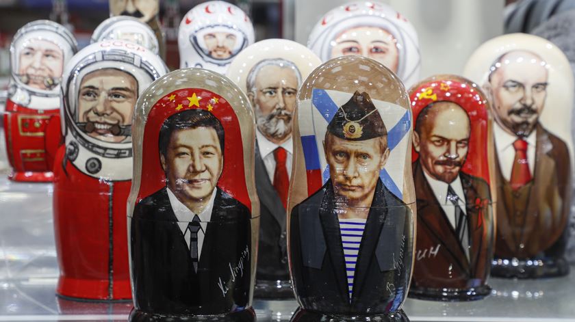 Matrioskas Xi Jinping Vladimir Putin encontro Presidentes Rússia China em Moscovo. Foto: Yuri Kochetkov/EPA