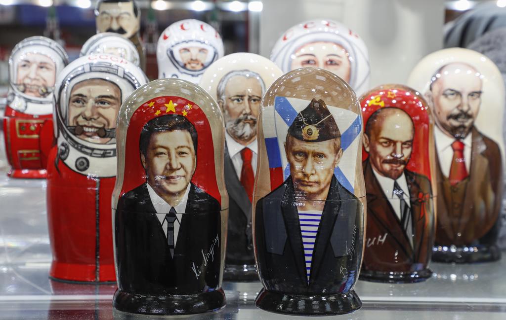 Matrioskas de Xi e Putin à venda em Moscovo antes da chegada do Presidente chinês. Foto: Yuri Kochetkov/EPA