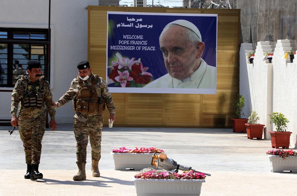 Um cartaz anuncia a visita do Papa ao Iraque. Foto: Ahmed Jalil/EPA