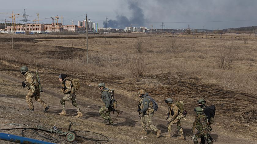13 de Março - A Rússia alarga os seus alvos a oeste, disparando 30 mísseis de cruzeiro numa base de treino militar em Yavoriv, a 25 km da fronteira polaca, matando 35 pessoas. Foto: Reuters