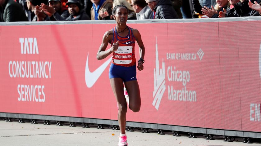 Yeshaneh na Maratona de Chicago, onde foi segunda classificada. Foto: Mike Segar/Reuters