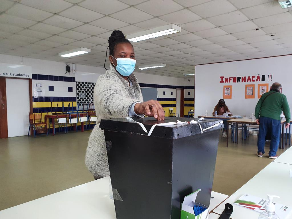 Zaula Almeida vota convicta de que vencerá o candidato mais carismático Foto: Beatriz Lopes/RR