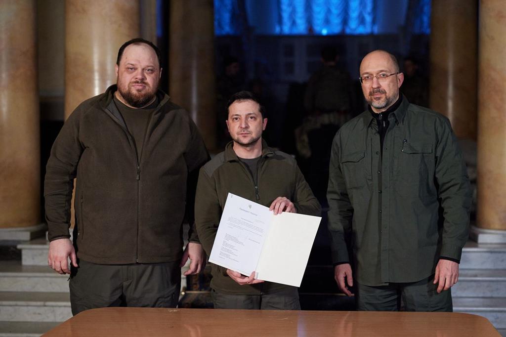 Zelensky assina pedido formal de adesão da Ucrânia à UE Foto: Zelensky/Instagram