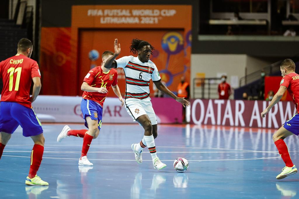 Futsal: Brasil nos oitavos com três triunfos em três jogos