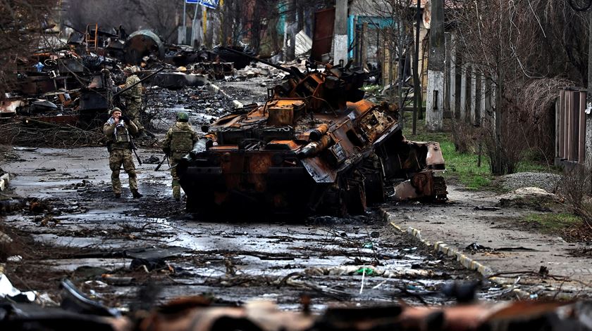 Jornalistas falam de um cenário devastador, com edifícios destruídos e material bélico queimado Foto: Zohra Bensemra/Reuters