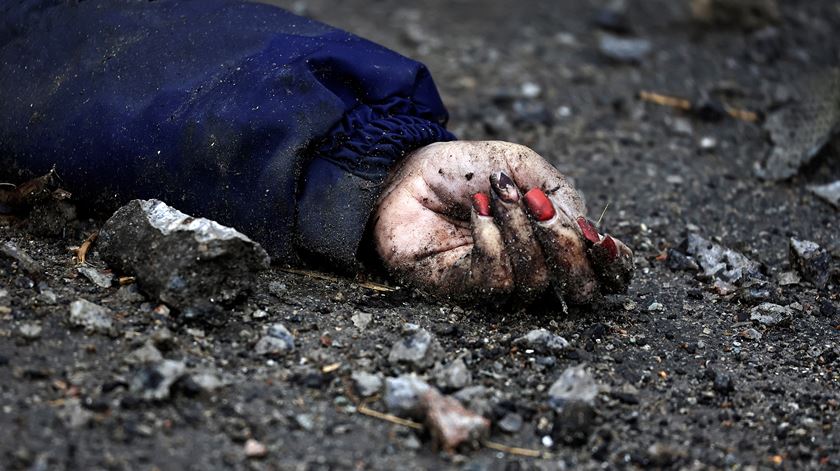 Vários corpos foram abandonados numa estrada em Bucha Foto: Zohra Bensemra/Reuters