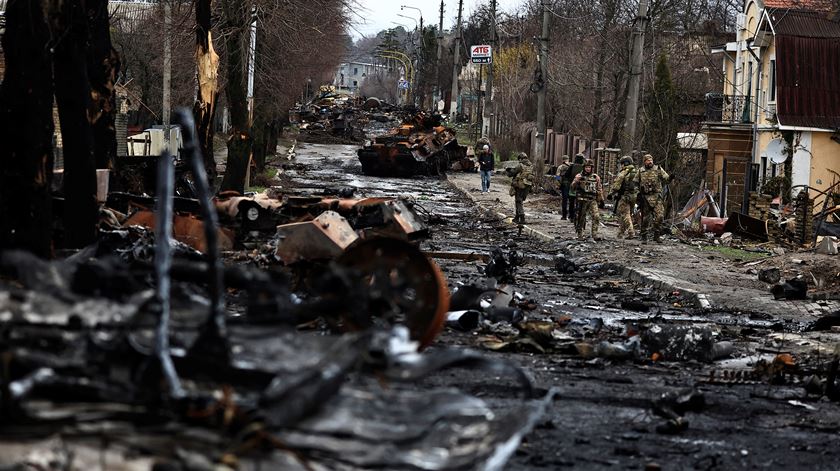 2 de Abril - Com a retirada das tropas russas de Bucha, uma cidade a noroeste de Kyiv, dezenas de cadáveres de civis foram encontrados nas ruas.Foto: Zohra Bensemra/Reuters