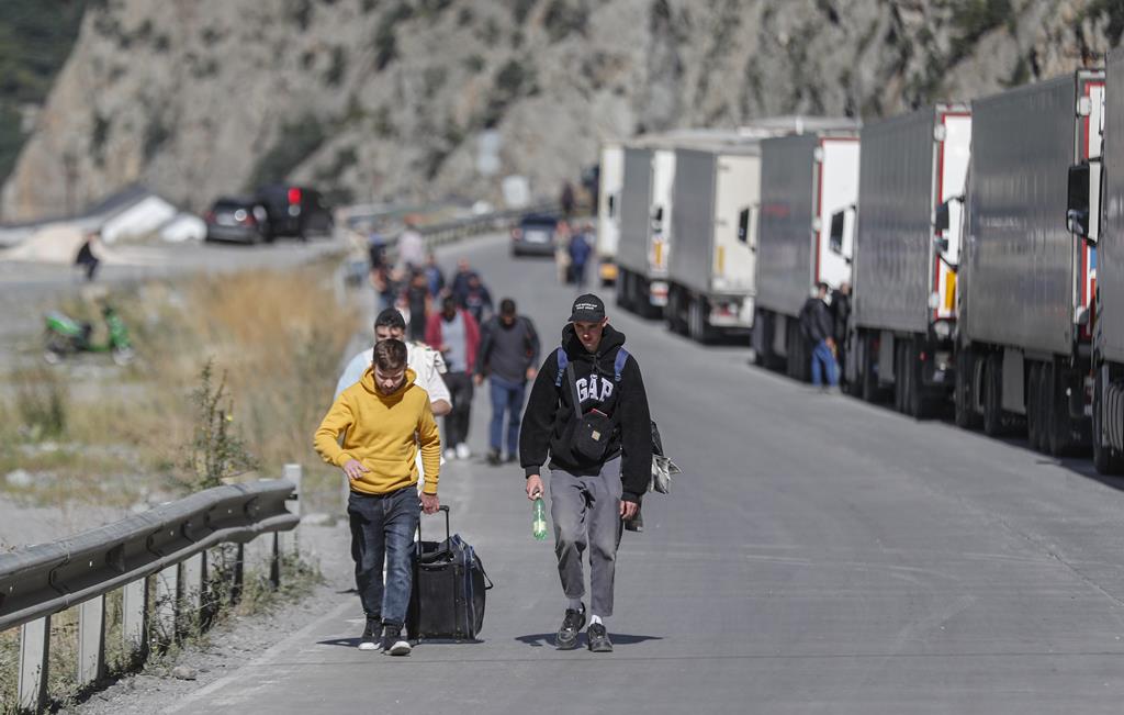 Milhares em fuga. Foto: Zurab Kurtsikidze/EPA